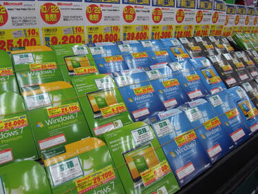 Boxes of Windows 7 software on display in Japanese.